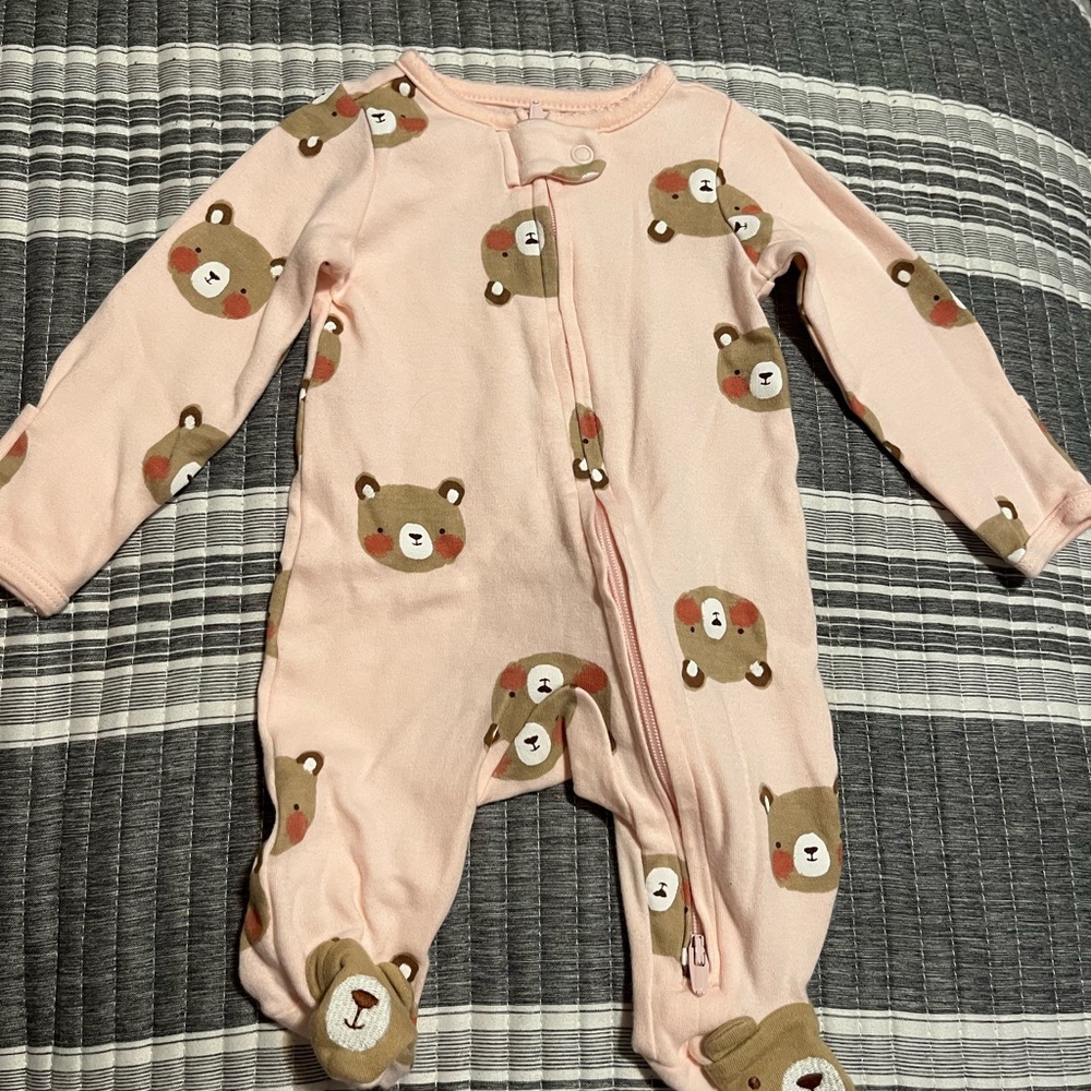 I'm selling this cute baby pjs!